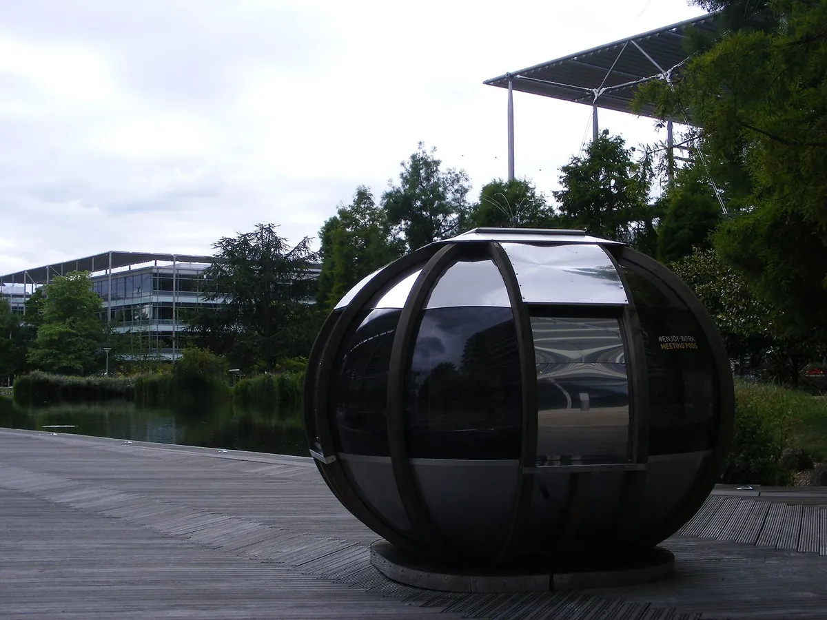 Không gian gặp gỡ đối tác, minh họa hợp tác giữa startup và doanh nghiệp lớn.